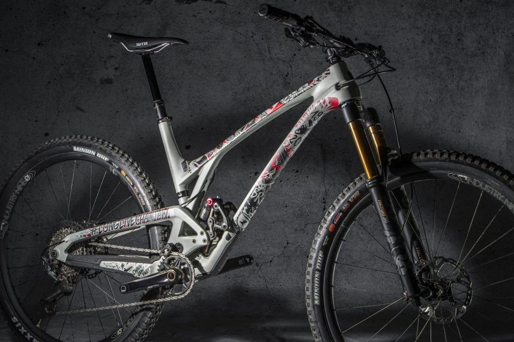 Dyedbro Chainsaw Black Red Matt 4 Dyedbro Chainsaw Black Red Matt - Image 2