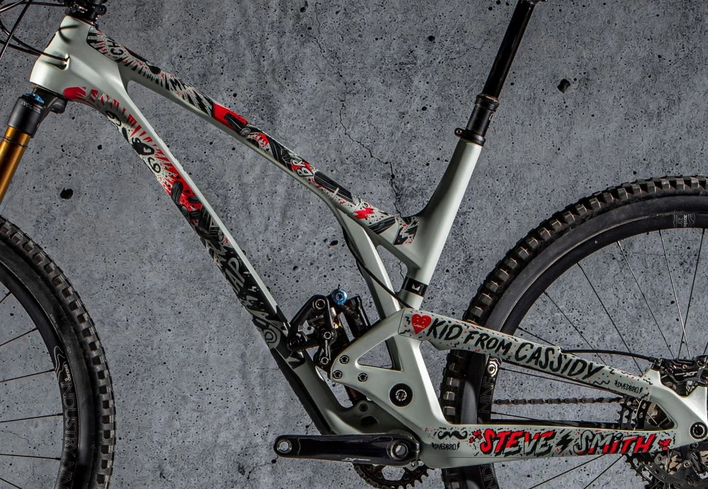 Dyedbro Chainsaw Black Red Matt 5 Dyedbro Chainsaw Black Red Matt - Image 3