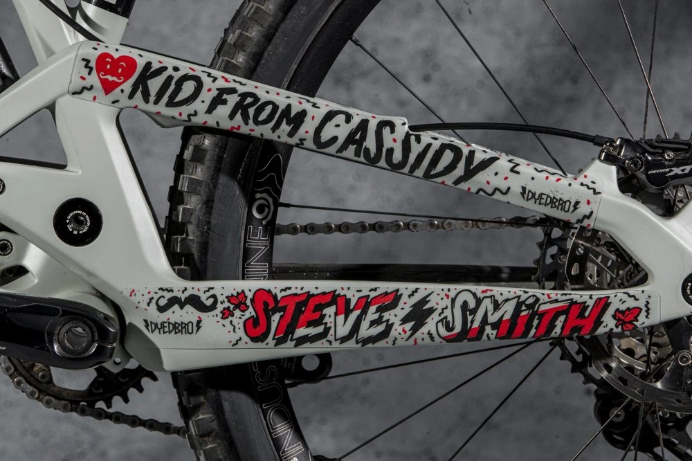 Dyedbro Chainsaw Black Red Matt 6 Dyedbro Chainsaw Black Red Matt - Image 4