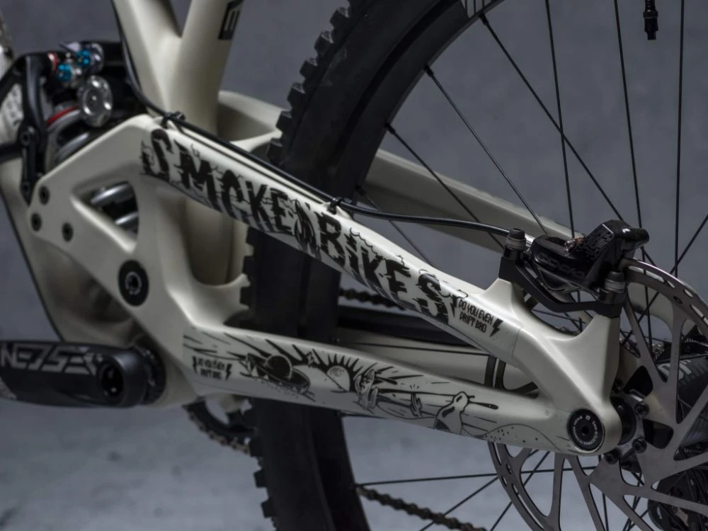 Dyedbro Fluor Black 4 Dyedbro Fluor Black - Image 2